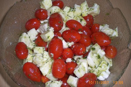 Салат с помидорами  черри и моцареллой