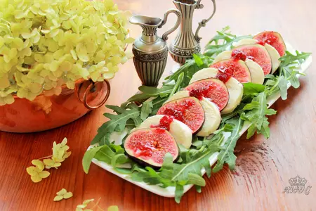 Салат капрезе с моцареллой,инжиром и клюквенным соусом.