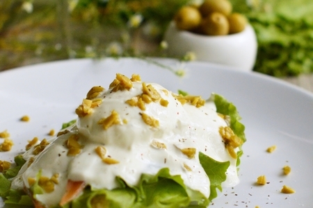 Фото к рецепту: Гренка с салатом, малосольной семгой, яйцом-пашот и йогуртовым соусом