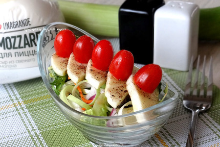 Фото к рецепту: Зеленый салат с моцареллой unagrande и томатами