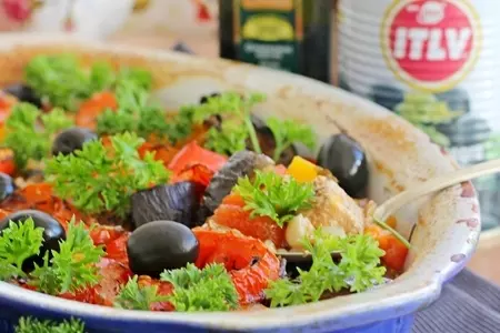 Мясное рагу с овощами и маслинами.