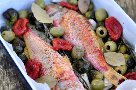 Барабулька запеченная с оливками, брюссельской капустой и розмарином