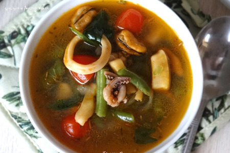 Средиземноморский суп с морепродуктами, черри и стручковой фасолью