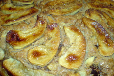 Яблочный пирог с финиками,орехами  и корицей