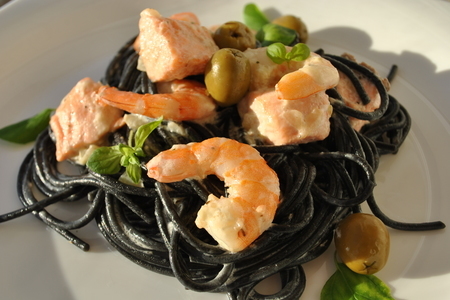 Спагетти с чернилами каракатицы в сливочном соусе с морепродуктами «insolito»