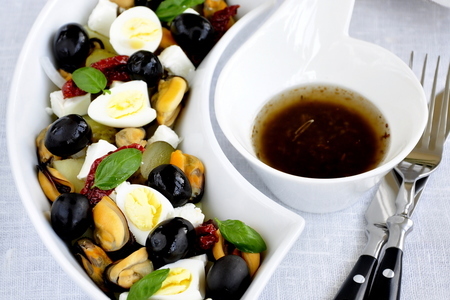 Фото к рецепту: Салат с мидиями в средиземноморском стиле