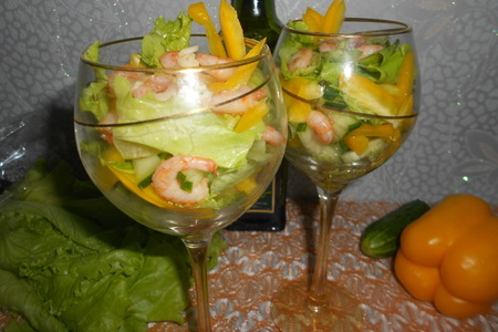 Салат-коктейль с креветками и овощами