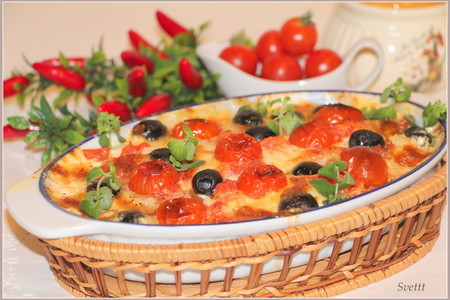 Фото к рецепту: Филе трески, запеченное с моцареллой, оливками и помидорами