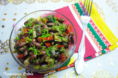Теплый грибной салат с красной фасолью и острой заправкой