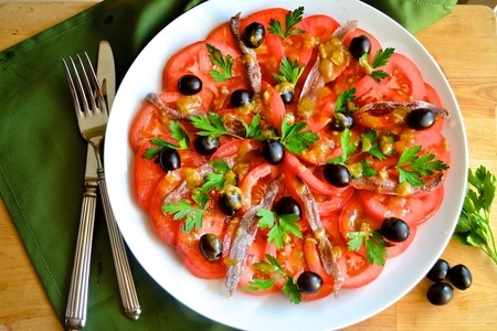 Салат с помидорами, анчоусами и маслинами (ensalada de tomate con anchoas y olivas)