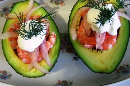 Фото к рецепту: Салат-закуска из креветок,авокадо и лука под йогуртом
