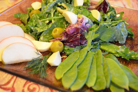 Зеленый салат с оливками и соусом тартар