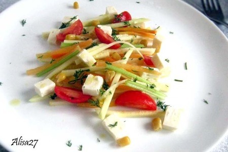 Салат из овощей с сыром фета и заправкой из оливкового масла 
