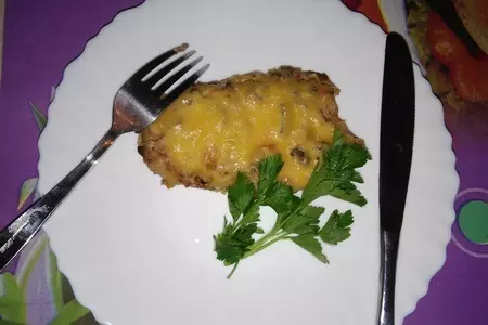 Свиной карбонад, запеченный с корнишонами по-испански.
