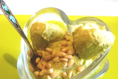 Фото к рецепту: Пряное  мороженое из авокадо с кедровыми орехами