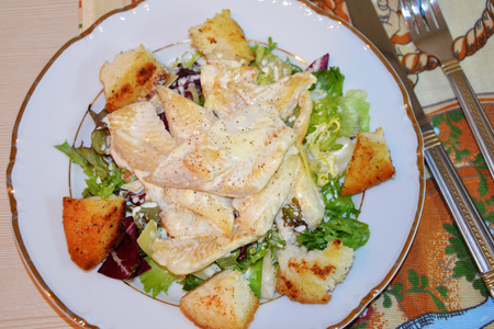Фото к рецепту: Палтус тушеный в сливках с микс салатом
