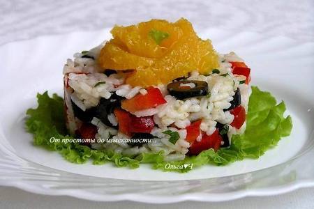 Рисовый салат с маслинами, сладким перцем и апельсином