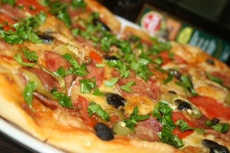 Фото к рецепту: Пицца "сальчичон" с каперсами, маслинами и болгарским перцем