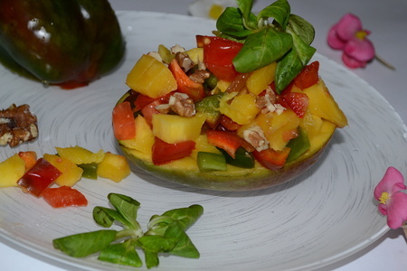 Салат с манго, перцем и грецкими орехами "тройная польза"