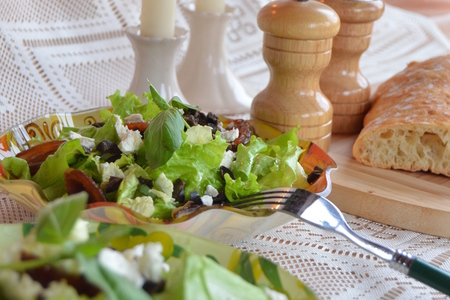 Зеленый салат с финиками и фетой