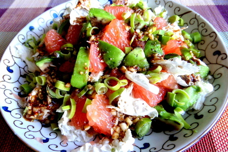 Фото к рецепту: Пикантный салат с авокадо и грейпфрутом