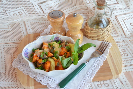Теплый картофельный салат с бататом и зеленым луком