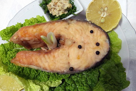 Праздничный обед- лосось в "рукаве" с пекинским салатом и ореховым соусом!