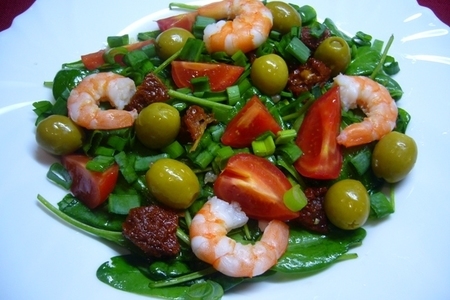 Фото к рецепту: Салат из шпината с томатами и креветками
