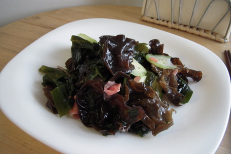 Салат из водорослей вакамэ и китайских грибов муэр