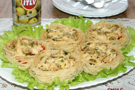 "гнездышки" из спагетти с курицей,помидорами и оливками