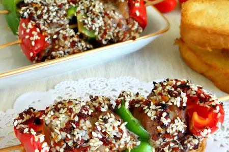 Мясная закуска на шпажках с кунжутом