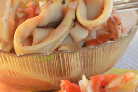 Фото к рецепту: Кальмары по-эгейски (мультиварка)