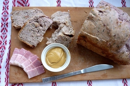 Фото к рецепту: Закусочный хлеб с луком и беконом на отваре из краснокочанной капусты(для хп)