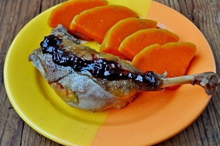 Фото к рецепту: Утиная ножка с гарниром из маринованной тыквы и сливовым соусом.