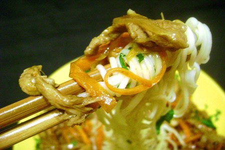 Фото к рецепту: Лапша по-китайски с грибами , морковью и свининой.