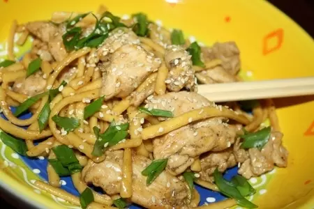 Острая яичная лапша с курицей в тайском стиле