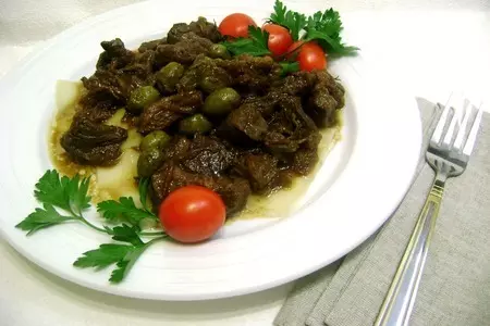 Баранина, тушеная в пикантном соусе с оливками и пастой. мультиварка.