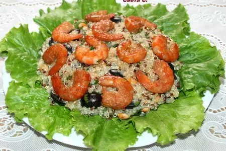 Салат из киноа с виноградом, арахисом и жареными креветками