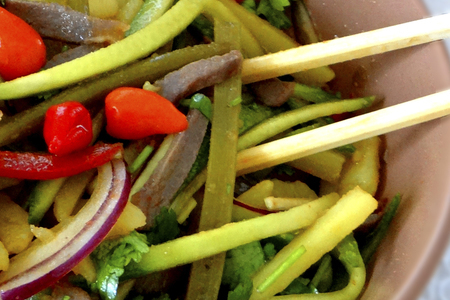Азиатский салат с овощами и утиными желудками
