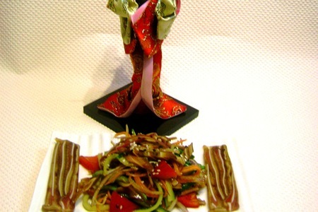 Фото к рецепту: Салат по-китайски с прессованными свиными ушами.