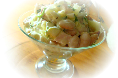 Фото к рецепту: Салат с белой консервированной фасолью.