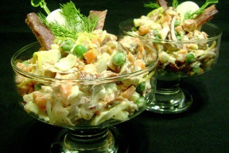 Салат с рыбой горячего копчения и овощами.