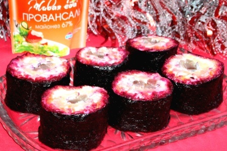 Фото к рецепту: Салат «сельдь под шубой» в виде суши