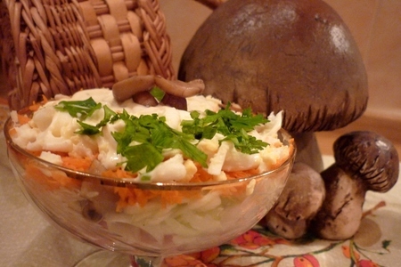 Салат  с маринованными грибочками