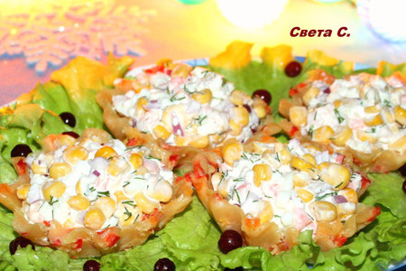 Фото к рецепту: Салат с креветками в сырно-овощных тарталетках калейдоскоп 