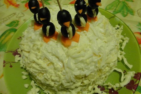 Фото к рецепту: Салат "пингвины на льдине"