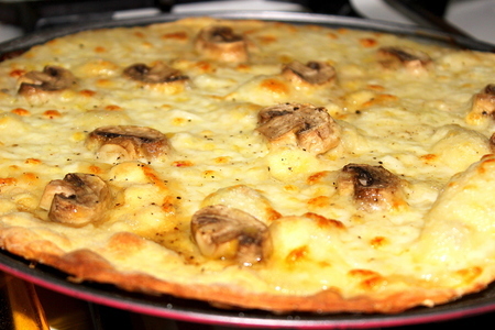 Фото к рецепту: Хрустящее тесто для пиццы с овсяными хлопьями и без дрожжей. 