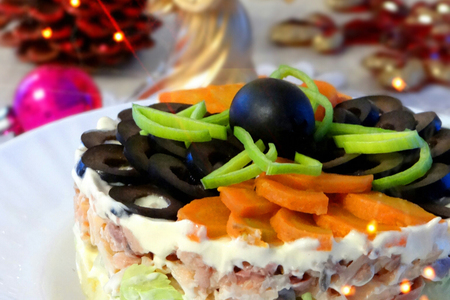 Фото к рецепту: Слоеный салат с горбушей, сельдереем и маслинами
