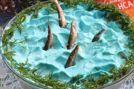 Салат со шпротами "рыбки в пруду"