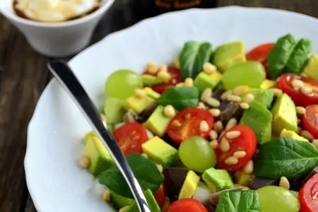 Салат  с авокадо, копченостями и кедровыми орешками